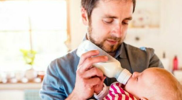 Congedo di paternità obbligatorio fino a tre mesi: arriva proposta di legge alla Camera
