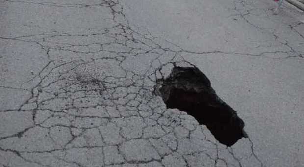 Strade choc: in città si apre un cratere di due metri