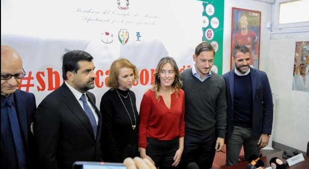 Ostia, Totti e Boschi in campo per la partita in memoria di Sara Di Pietrantonio