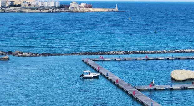 Otranto, l'ultima barca ormeggiata nel porto fantasma