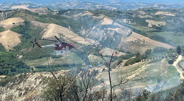 Incendio nelle colline di Atri: a lavoro elicotteri e canadair.