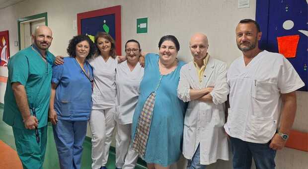 Simona De Michele con lo staff medico dell'Istituto dei tumori Pascale di Napoli