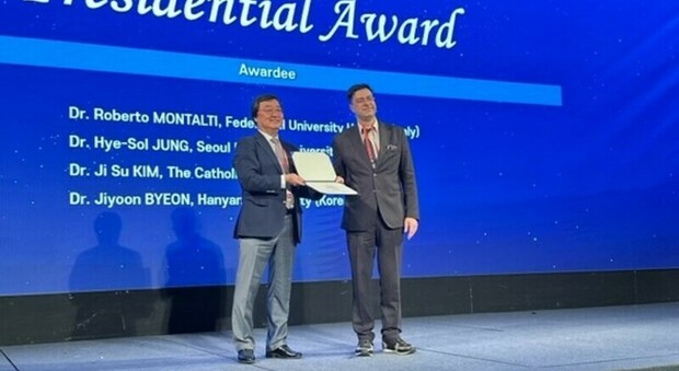 Il prof. Roberto Montalti alla premiazione di Seul