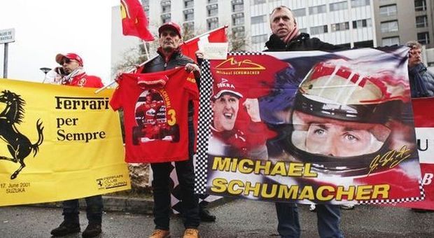 Sostenitori di Schumacher davanti all'ospedale di Grenoble