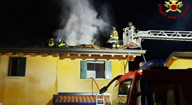 I vigili del fuoco al lavoro sul tetto di un'abitazione a Valvasone Arzene