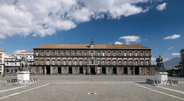 Napoli, il Palazzo Reale riapre con la nuova illuminazione delle sale