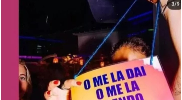Cartelli sessisti in discoteca: «O me la dai, o me la prendo». Il locale chiede scusa: permetterlo è stata una leggerezza