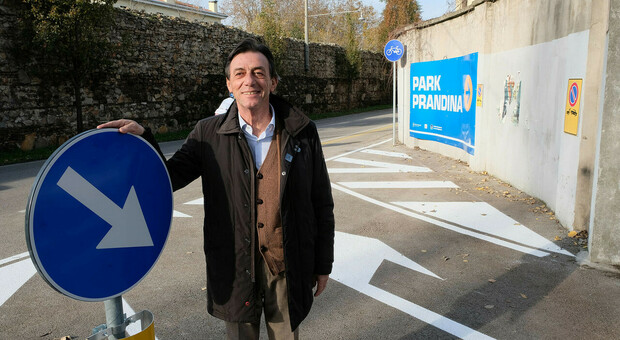 Il sindaco Giordani davanti al parcheggio Prandina