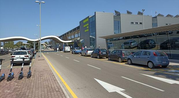 Aeroporto del Salento, tagli ai voli, il rischio si allontana. Ma arriva il parcheggio con 1.500 posti auto