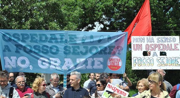 Manifestazione contro l'ospedale unico a Fosso Sejore: la marcia dei 400