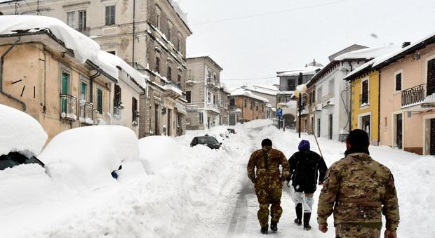 Terremoto, gelo e neve in Centro Italia. «Dove fuggiamo? Siamo intrappolati»