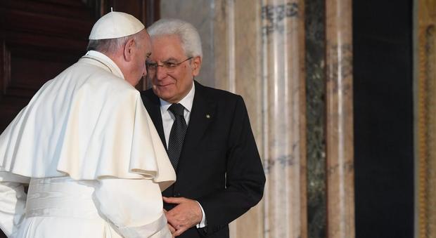 Mattarella riceve il Papa in visita «Istituzioni si avvicinino alla gente»