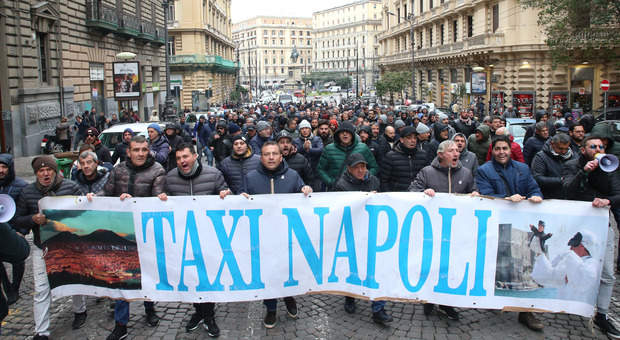 Comune, via libera ai bus turistici: i tassisti napoletani all'attacco
