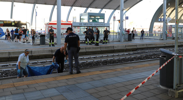 Si butta sotto il treno davanti agli occhi della madre: muore a 19 anni, trascinato per 100 metri