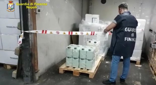Detersivo imbottigliato e venduto come gel igienizzante: sequestrati 1000 litri di prodotto