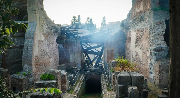 Anfiteatro Flavio di Pozzuoli, gradinate distrutte dal fuoco: il sospetto del rogo doloso