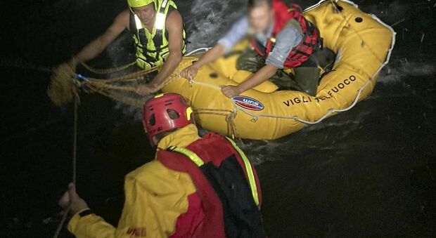Ascoli, soccorso sul fiume Tronto, salvato un uomo in difficoltà