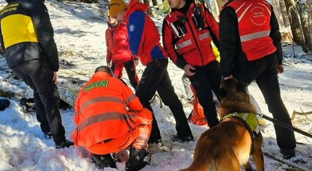 Due escursionisti bloccati dalla neve a 1750 metri di quota, uno va in ipotermia: recuperati nella notte in oltre 12 ore