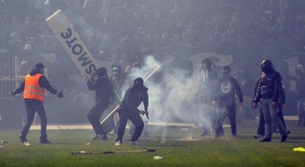 Follia ultras, rinviato il derby Panathinaikos-Olympiacos per gli scontri tra i tifosi