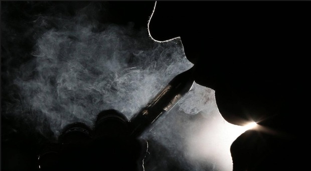 Lo studio che spaventa i fumatori: «Il vapore delle sigarette elettroniche è più pericoloso del fumo normale»