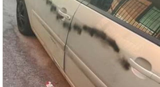 Imbrattate e devastate: auto nel mirino dei vandali nel Napoletano
