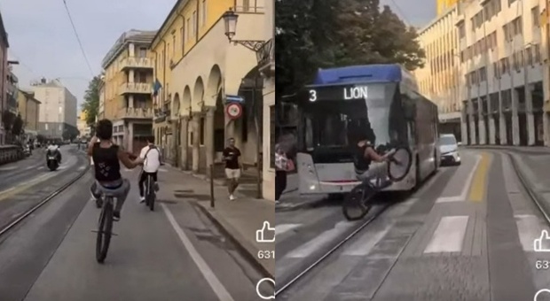 Padova, follia in bici in pieno centro, impenna e sfreccia a zig zag tra bus e auto. La denuncia: «A rischio la sua vita e quella degli altri»