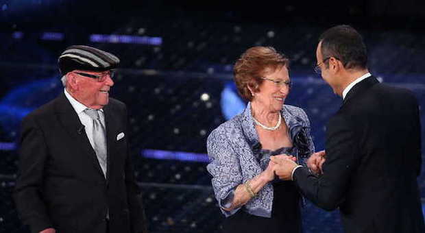 Sanremo, sul palco i Manenti sposati da 65 anni