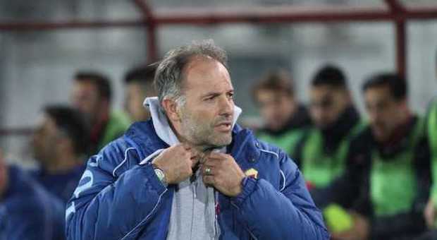 Il tecnico Giovanni Cornacchini durante una partita dell'Ancona
