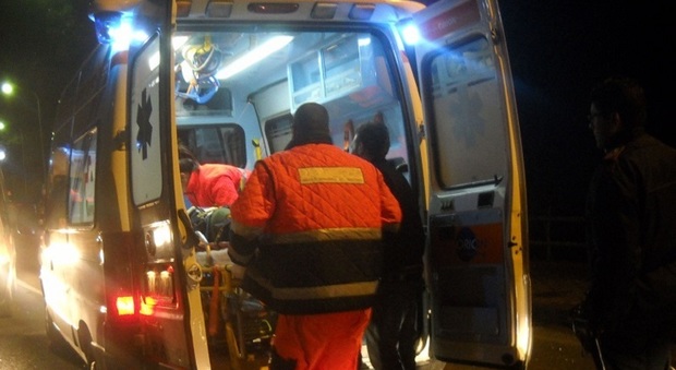 Il portellone del camion aperto dalla Bora lo colpisce al collo: 58enne morto sul colpo