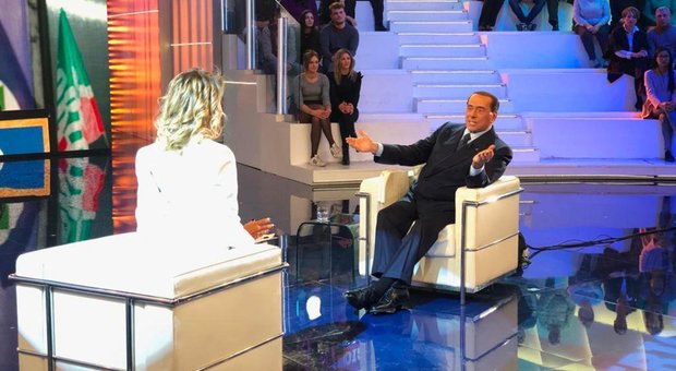 Berlusconi, show in tv da Barbara D'Urso: «Italiani impazziti? A me solo 6 voti su 100»