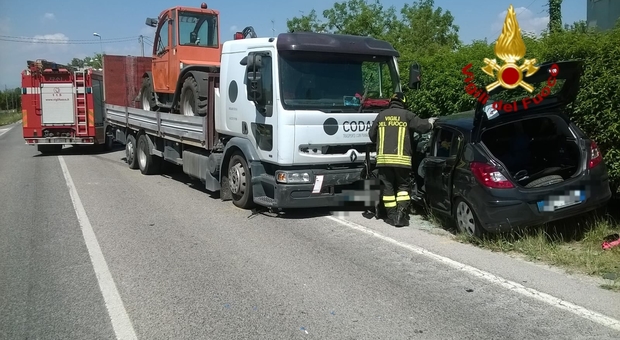Opel si immette sulla principale mentre arriva il camion: donna ferita grave