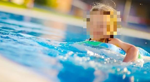 Violenza sessuale su minorenni in piscina al centro estivo, reatino arrestato a Parma