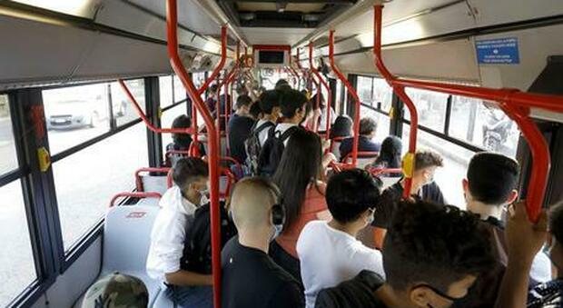 studenti su un autobus