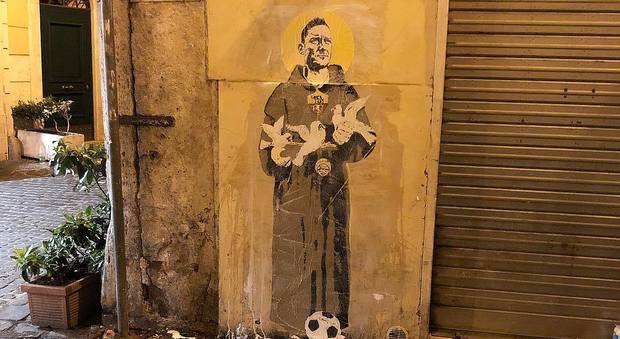 Totti diventa San Francesco: in centro spunta il murale di Tvboy