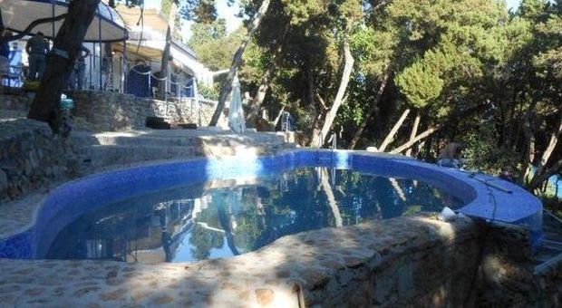 Latina, per ultimare la piscina abusiva nella villa sul promontorio del Circeo viola i sigilli: denunciata