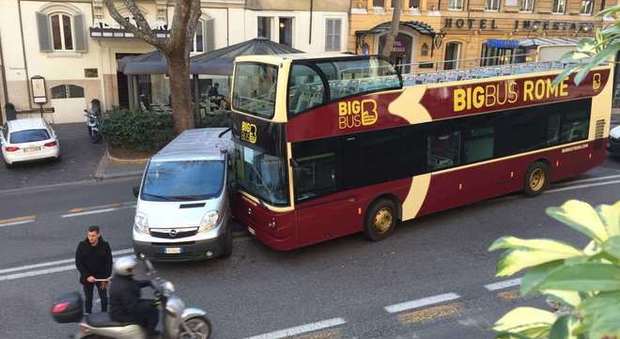 Roma, Ncc si schianta contro un bus per sfuggire alla rabbia dei tassisti -Guarda