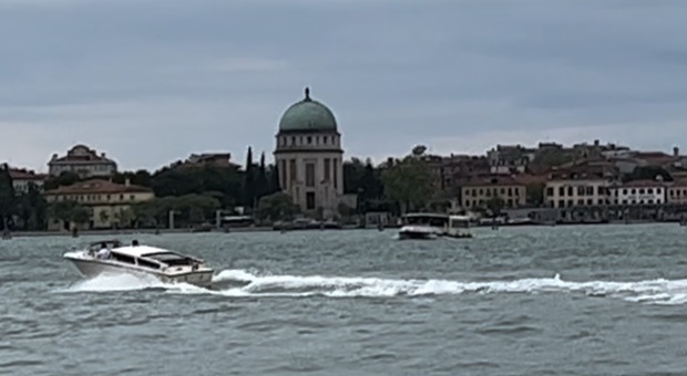 Venezia, aumenta il moto ondoso
