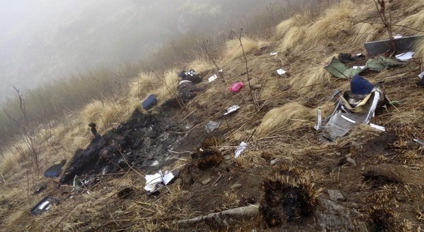 Nepal, aereo con 11 persone a bordo si schianta sulle montagne: i piloti muoiono ma salvano i passeggeri