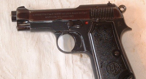 A casa una pistola calibro 32 della prima guerra mondiale: denunciato