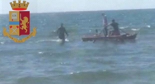 Si tuffa in mare con il pattino per cercare di sfuggire alla cattura: arrestato