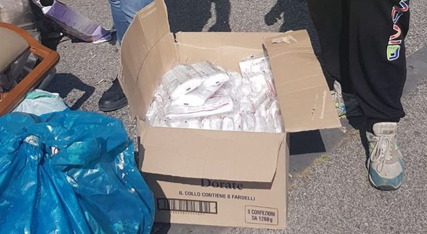 Mondragone, 500 mascherine del ministero gettate tra i rifiuti ancora sigillate