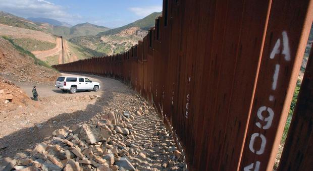Usa, muro al confine con il Messico: in costruzione otto prototipi in California