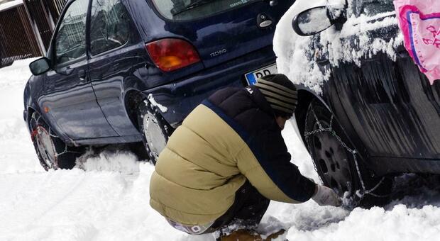 Auto, vola il costo degli accessori da neve: per catene, pneumatici e liquidi anti-gelo rincari del 10%