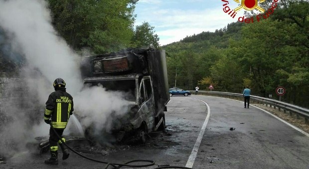 Il furgone e la moto distrutti dalle fiamme a Gubbio