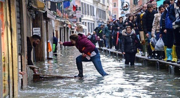 Acqua alta, il grido di Venezia. Il sindaco: un miliardo di danni