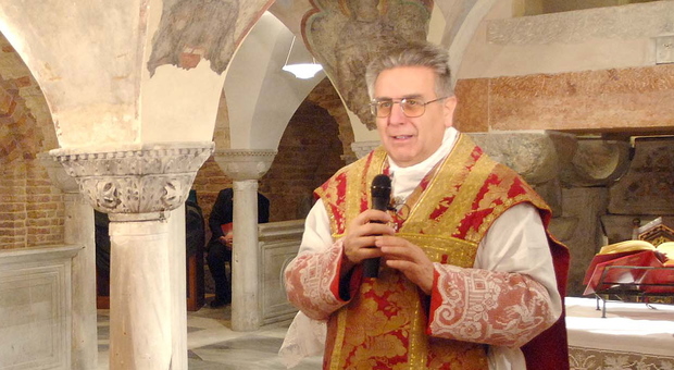 Monsignor Antonio Meneguolo celebra la Messa nella cripta di San Marco