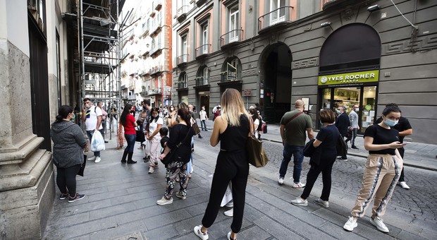 Fase 2 a Napoli, il crollo verticale di abbigliamento, ristorazione e turismo