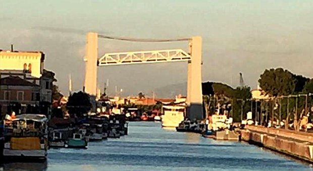 Fiumicino, dopo il blocco del "Ponte 2 Giugno" interdetti il sollevamento e la risalita del fiume