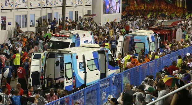 Paura al Carnevale di Rio de Janeiro: otto feriti, due sono gravi