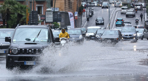 Napoli, altre 24 ore di pioggia: «Allerta meteo anche venerdì»